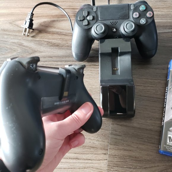 PS4 1TB + 11 games, 3 controllers, wireless charging station - Picture 4 of 6